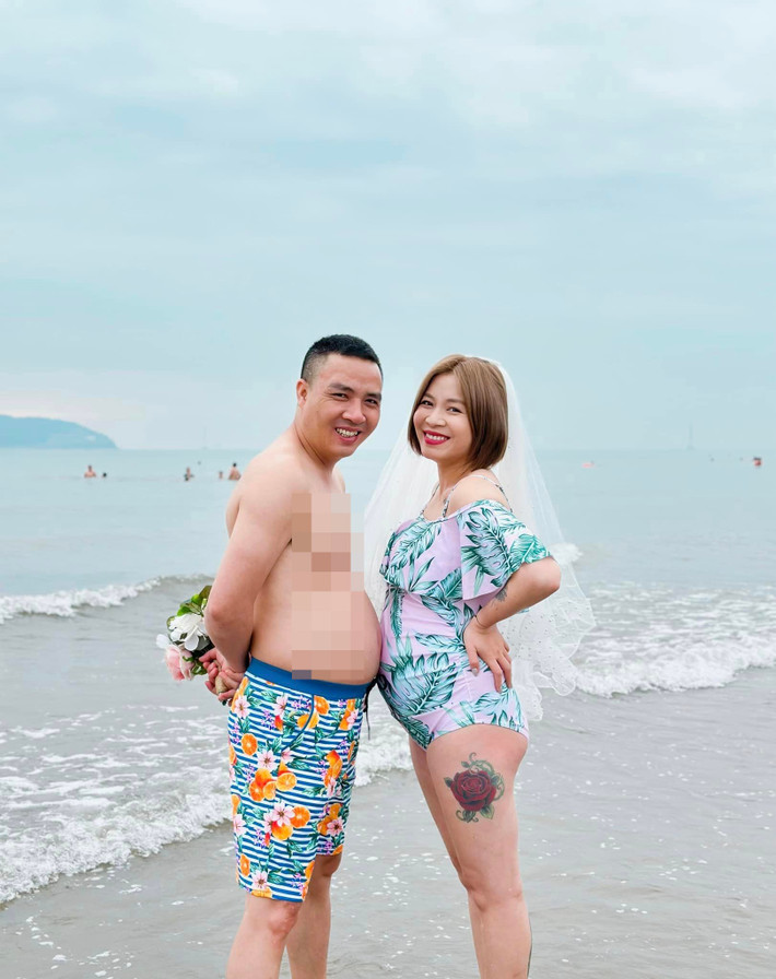 Trong loạt ảnh mới, nữ MC sinh năm 1985 diện đồ bơi, cài khăn voan, khoe nhan sắc mẹ bầu xinh đẹp.