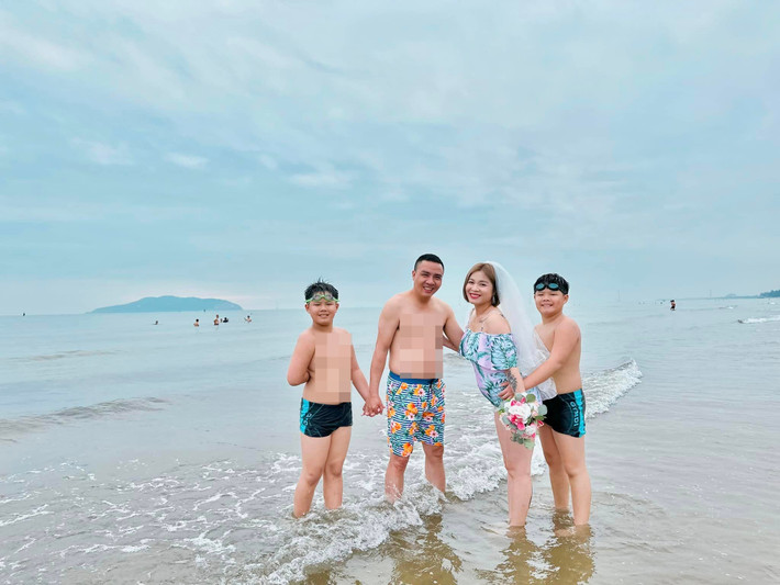MC của chương trình "Chúng tôi là chiến sĩ" bày tỏ niềm hạnh phúc: "Lần thứ 8 chụp ảnh cưới với anh Hùng Đoàn. Kichi oách phết nha, đầu năm chụp cùng ba mẹ ở khu trượt tuyết Hàn Quốc, giữa năm tại biển Cửa Lò, dự là trước khi em chào đời nhà mình lại làm bộ nữa ba Kichi nhỉ? Quý nhất trên đời này chính là có một người chồng sẵn sàng chiều theo đủ trò xàm xí của mình".