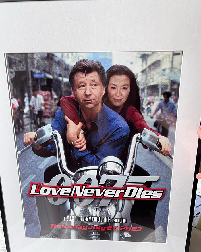 Nữ diễn viên 60 tuổi cũng ghép ảnh của hai vợ chồng vào tấm áp phích quảng cáo phim "Tomorrow Never Dies" và viết: "Tình yêu không bao giờ chết, Jean Todt và Dương Tử Quỳnh sản xuất, thứ Năm, ngày 27/7/2023". (Ảnh: FBNV)