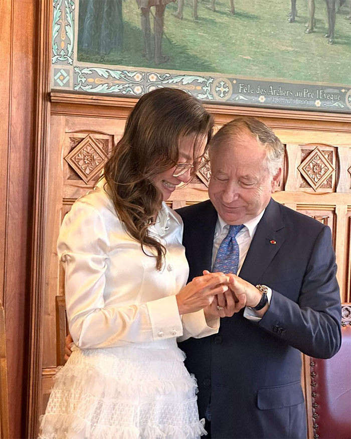 "19 năm và chúng tôi đã kết hôn! Cảm ơn gia đình, những người đã yêu thương chúng tôi suốt bao năm qua...", Dương Tử Quỳnh viết trên trang cá nhân. (Ảnh: FBNV)