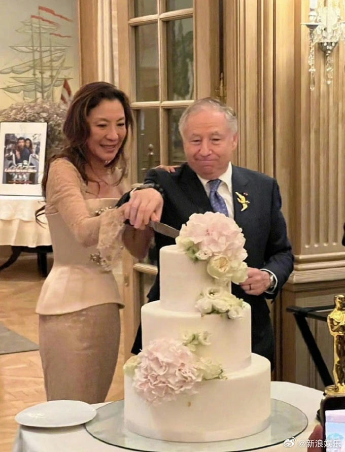 Sau 19 năm hẹn hò, nữ diễn viên nổi tiếng Dương Tử Quỳnh và tỷ phú người Pháp Jean Todt đã chính thức trở thành vợ chồng. (Ảnh: Sina)