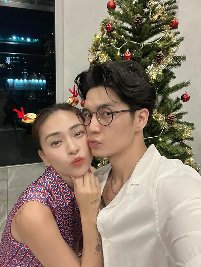 Sau kết hôn, nàng "đả nữ" được chồng kém 11 tuổi cưng chiều hết mực, luôn tự tay nấu những món ngon cho vợ ăn. Nữ diễn viên sinh năm 1979 cho biết, cô hạnh phúc khi được Huy Trần chăm sóc chu đáo, chiều chuộng như "một bà hoàng".