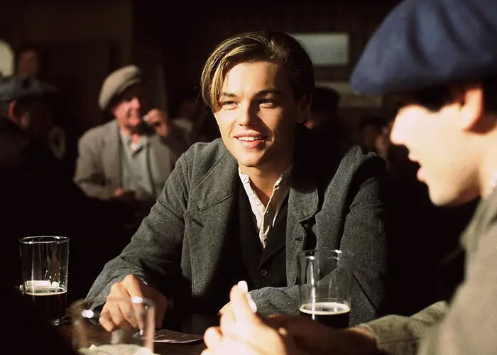 Trong phim Titanic, Leonardo DiCaprio thủ vai chàng nghệ sĩ nghèo, lang thang tên Jack Dawson. Anh chàng đem lòng yêu nàng Rose do Kate Winslet thủ vai. (Ảnh: 20th Century Fox)
