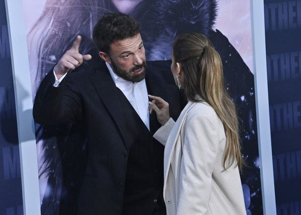 Cả hai nói chuyện một cách gay gắt, tay Ben Affleck liên tục giơ lên chỉ trỏ. (Ảnh: Rex)