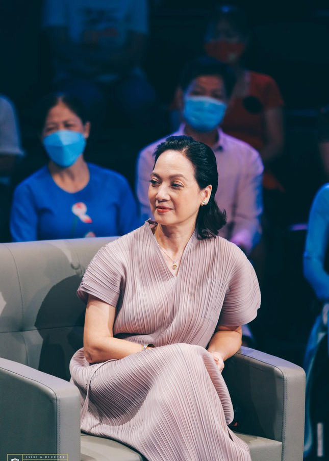 Lê Khanh đẹp toàn diện từ khuôn mặt, vóc dáng, nụ cười tới thần thái.