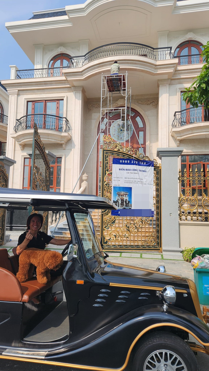 Nữ danh hài không giấu nổi niềm hạnh phúc khi gửi lời tới ông xã: "Anh quyết định ở Việt Nam luôn là quà bất ngờ rồi! Yêu anh, cảm ơn anh!".