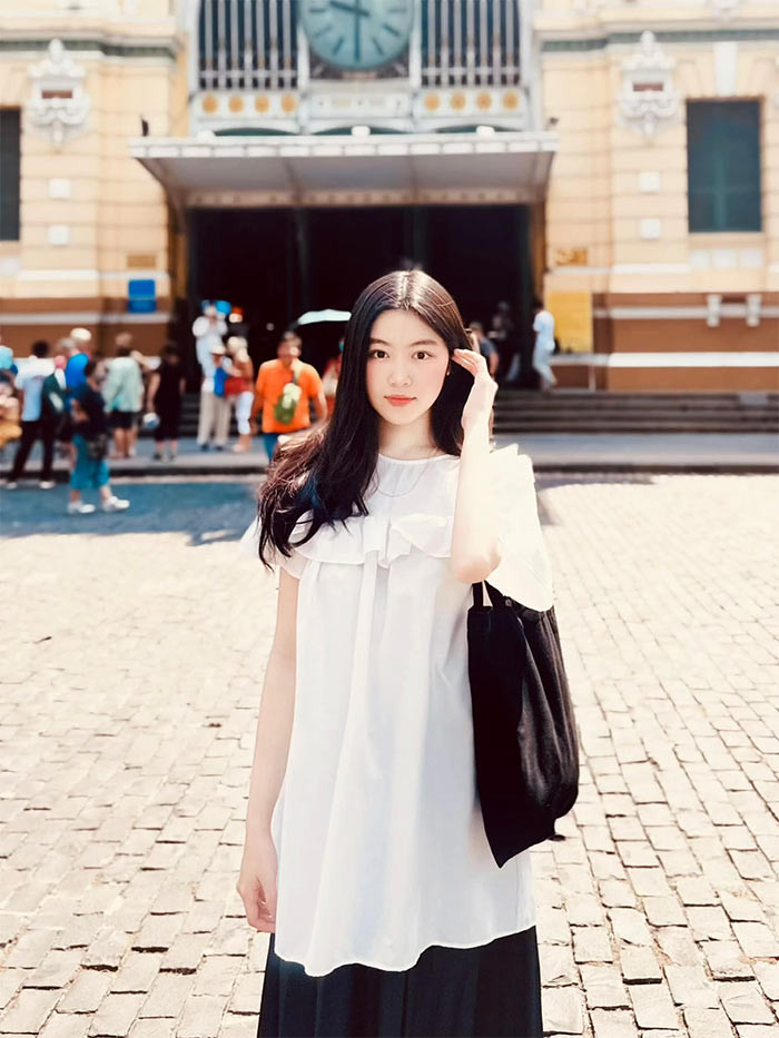 Nhiều người hâm mộ khuyến khích Quyền Linh cho con gái tham dự các cuộc thi sắc đẹp hay lấn sân vào showbiz, nhưng nam MC vẫn muốn các con chú tâm vào việc học trước tiên.
