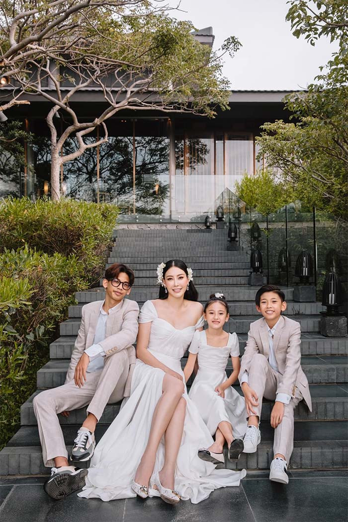Từ nhỏ, Vương Khang đã có tính cách điềm đạm và rất chững chạc ra dáng anh trai của hai em.