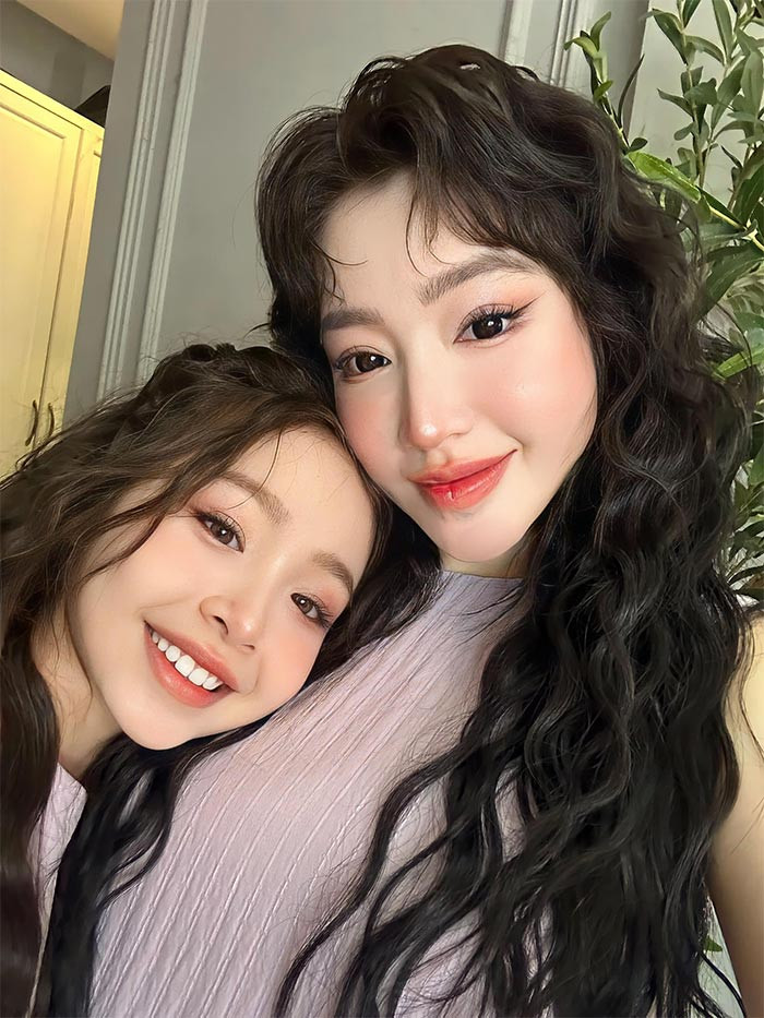 Mới 9 tuổi nhưng con gái Elly Trần đã ra dáng thiếu nữ khi chụp ảnh cùng mẹ.