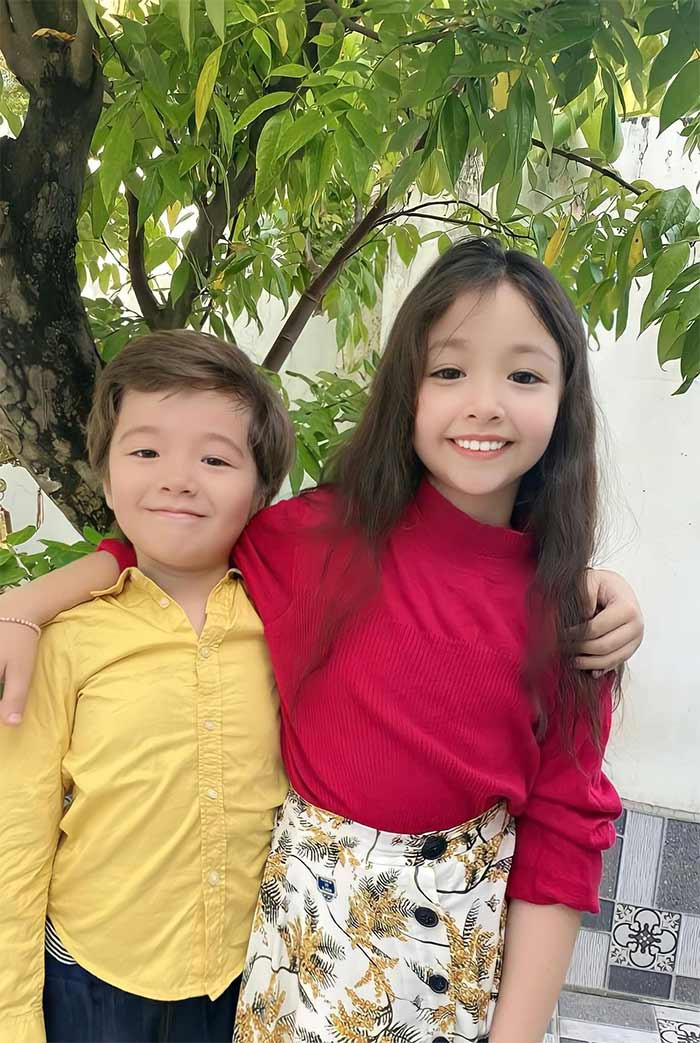Ngoài Cadie Mộc Trà, Elly Trần còn có con trai là Alfie Túc Mạch. Hai con của Elly Trần luôn thu hút mỗi khi xuất hiện vì được nhiều người quan tâm.