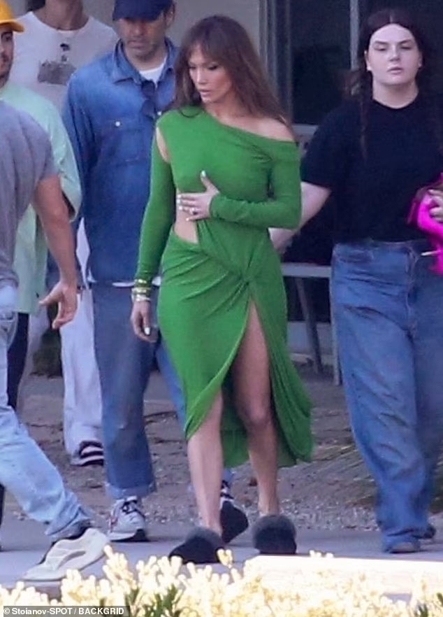 Trong một buổi chụp hình mới đây tại Hollywood Hills, Jennifer Lopez đã lọt tầm ngắm paparazzi khi vô tình để lộ gò bồng đảo. (Ảnh: Backgrid)
