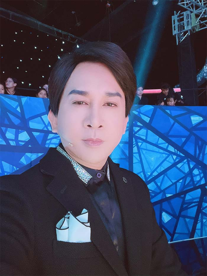 Tối 17/8/2022, Kim Tử Long đã livestream xin lỗi khán giả về những phát ngôn liên quan đến chuyện xét duyệt danh hiệu NSND của anh trước đó.
