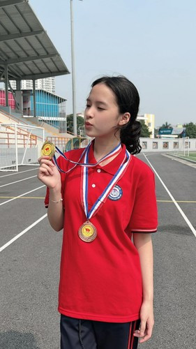 Theo chia sẻ của của bà xã nam diễn viên, ái nữ nhà Hồng Đăng cao gần 1m6, hơn mẹ gần 10cm.