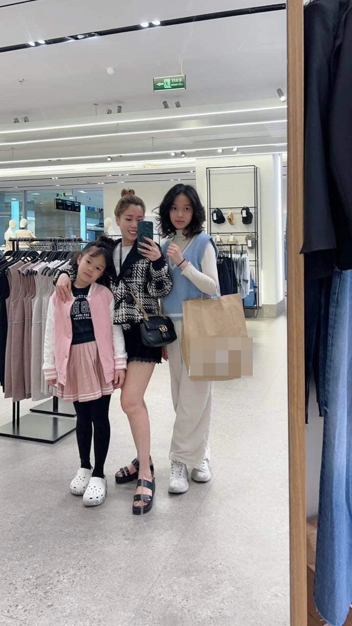 Bé Nhím (tên thật Lê Phương Bảo Hân) - con gái đầu của diễn viên Hồng Đăng và bà xã Anh Đào ngày càng xinh xắn, cao lớn hơn mẹ dù mới 12 tuổi.