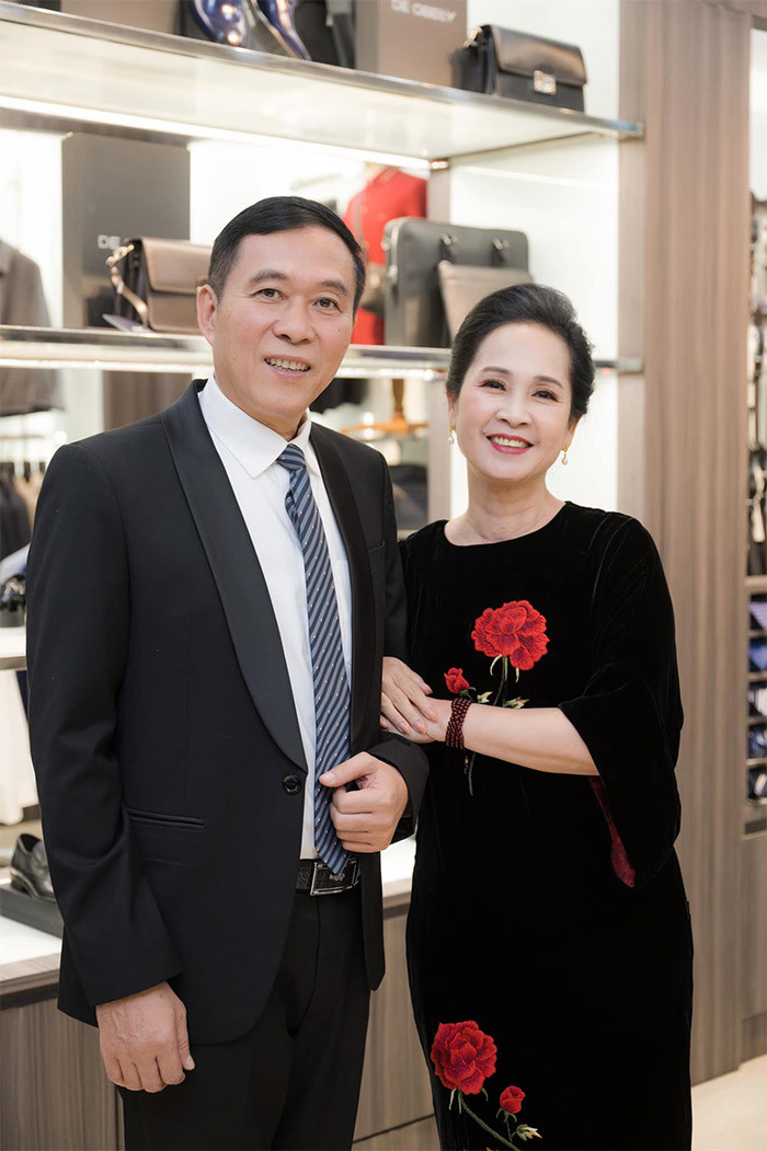 Dù không tham gia nhiều phim như vợ, nhưng nghệ sĩ Đỗ Kỷ vẫn góp mặt trong một số bộ phim ngắn. Nam nghệ sĩ gây chú ý khi đóng phim truyền hình "Nơi giấc mơ tìm về" đang phát sóng trên giờ vàng VTV.
