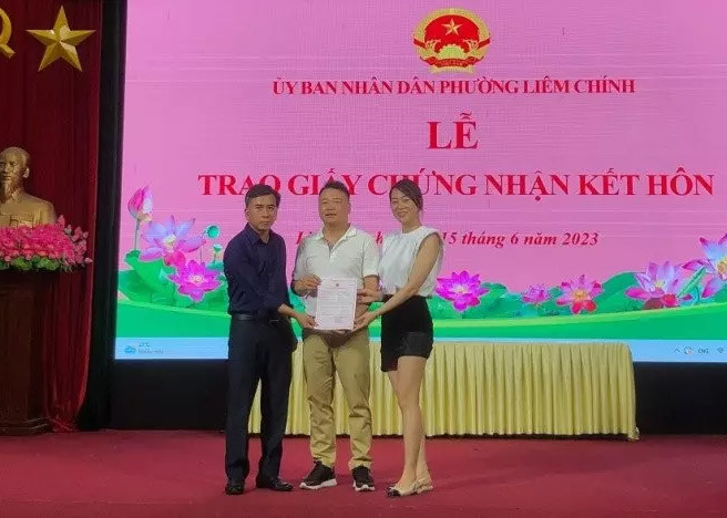 Trước đó, ngày 15/6, Phương Oanh và Shark Bình đã chính thức đăng ký kết hôn tại UBND phường Liêm Chính, thành phố Phủ Lý, tỉnh Hà Nam, quê của Phương Oanh. (Ảnh: Dân trí)
