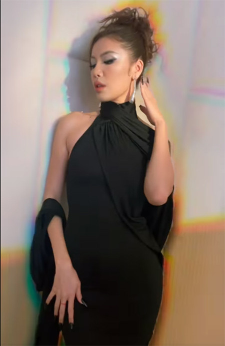 Dường như ai cũng nhìn rõ vòng hai lùm lùm của Minh Tú, khác hẳn với vùng bụng phẳng lì trước đó của cô.
