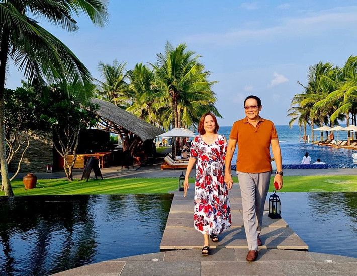 Trong khoảnh khắc đưa bà xã đi du lịch, NSƯT Hoàng Hải từng dí dỏm viết: “Bù cho những lúc hai đứa không rảnh lắm nên nhân tiện hai đứa đang rảnh, biển lại xanh, mây lại trắng, nắng lại vàng... anh Hải quyết định dắt người yêu đi chơi”.