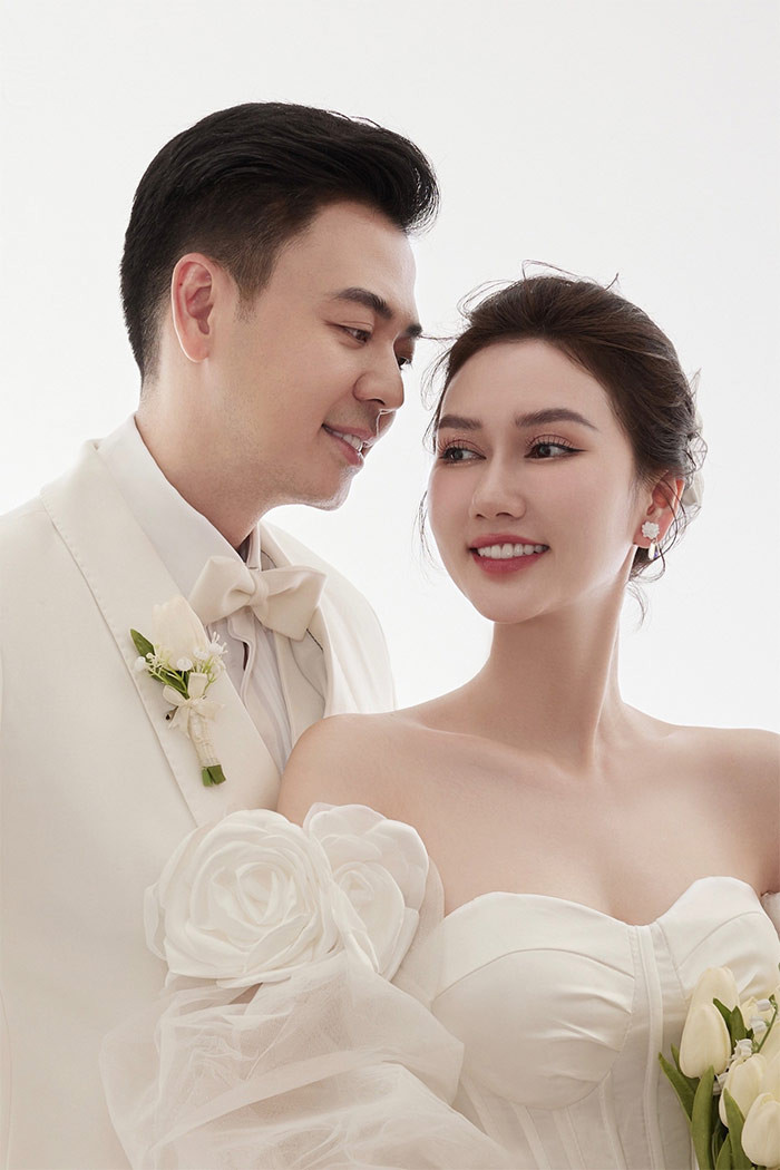 Trong phim mới nhất "Món quà của cha" Tuấn Tú vào vai chồng của nữ diễn viên Hương Giang. Cả hai được khen đẹp đôi vì ngoại hình rất sáng.