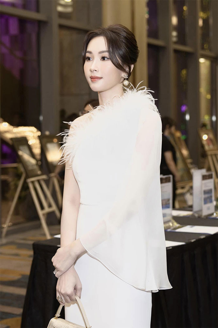 Đi sự kiện, Hoa hậu Việt Nam 2012 diện thời trang nhẹ nhàng, nữ tính, kín đáo.