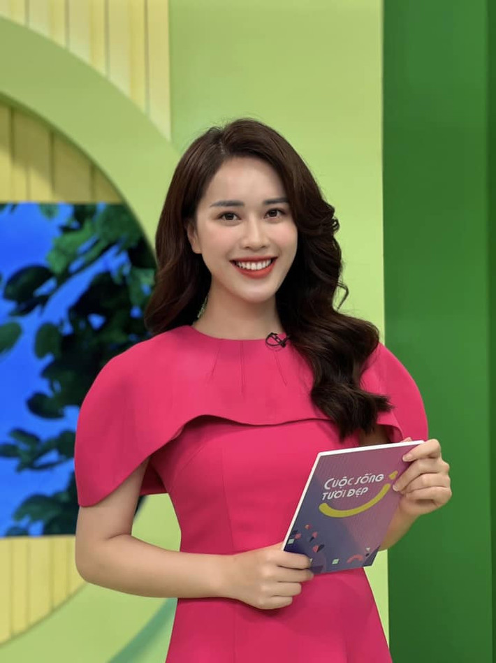 Mai Phương làm MC ở nhiều chương trình trên kênh VTV6 như "Bữa trưa vui vẻ", "Ngày xưa chill phết", "Cuộc sống tươi đẹp"...