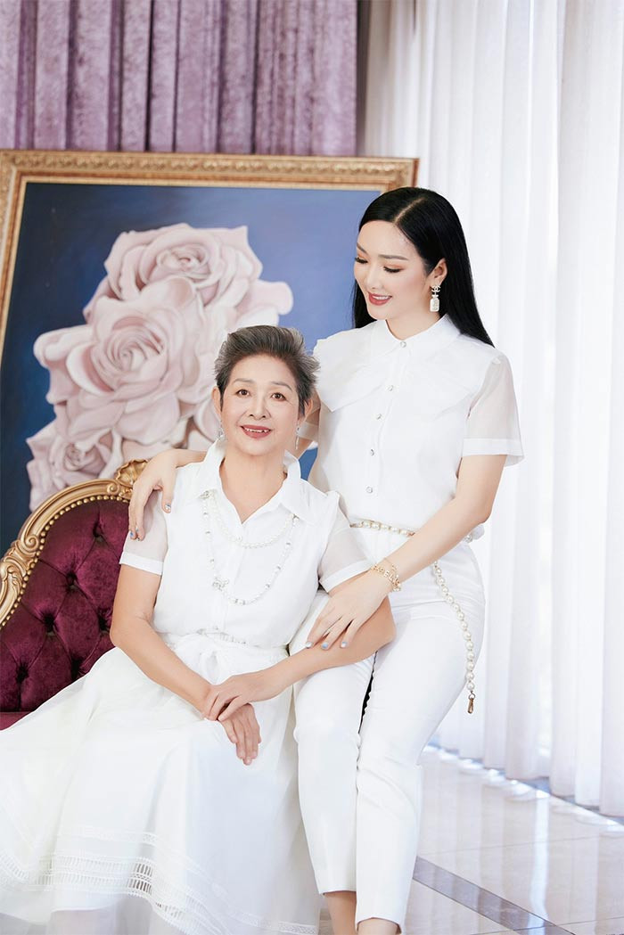 Chính vì biết cách chăm sóc bản thân như vậy nên mẹ ruột Giáng My vẫn giữ được nét đẹp đáng ngưỡng mộ.