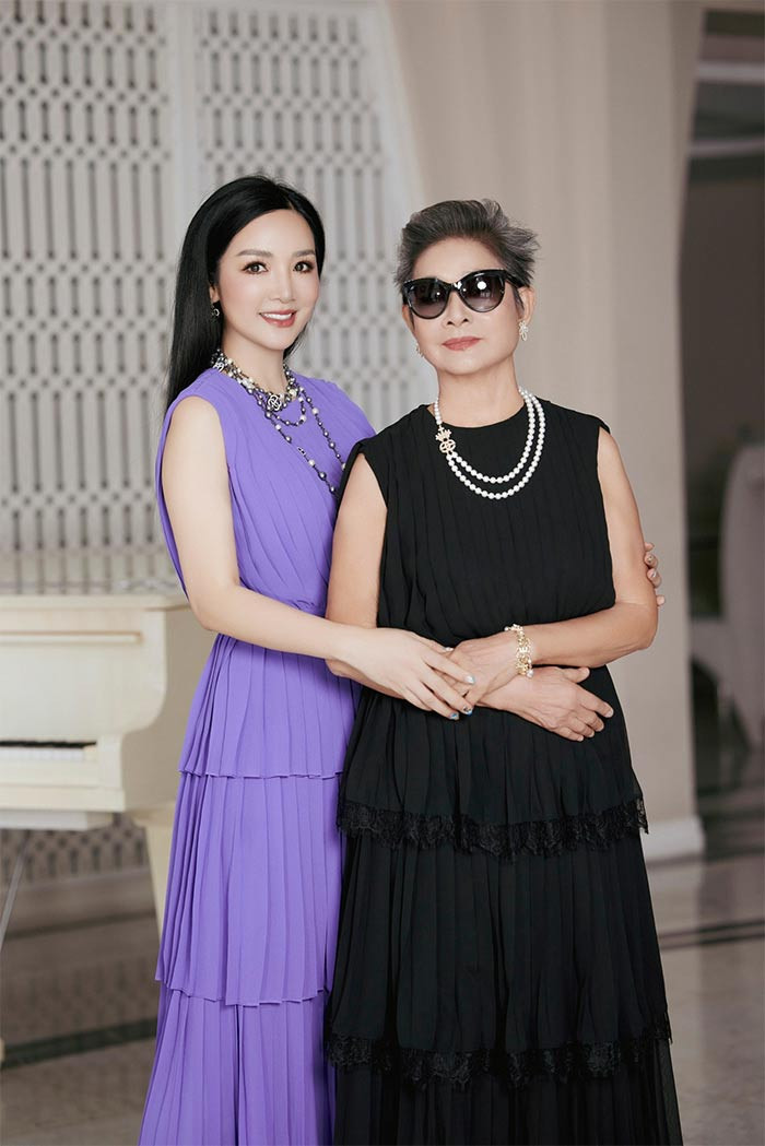 Không chỉ chỉn chu về trang phục, mẹ Giáng My còn rất chăm chỉ dưỡng da và truyền cảm hứng làm đẹp cho con gái.