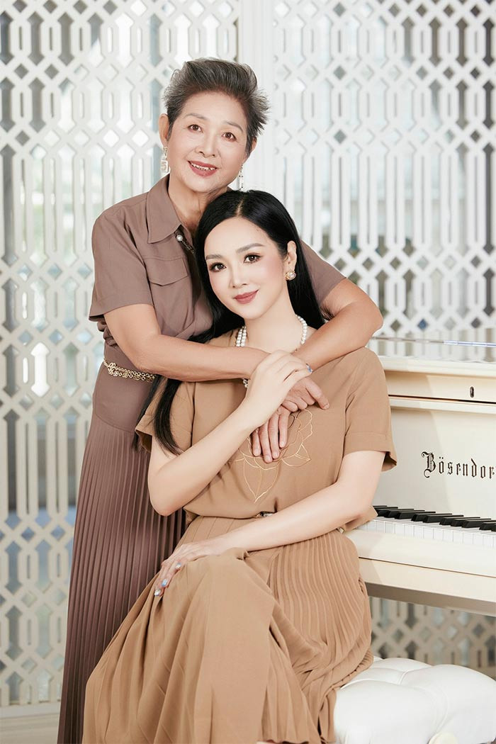 Được biết thời trẻ mẹ của Hoa hậu Giáng My là hoa khôi của trường Nhạc viện Hà Nội, nay là Học viện Âm nhạc Quốc gia.