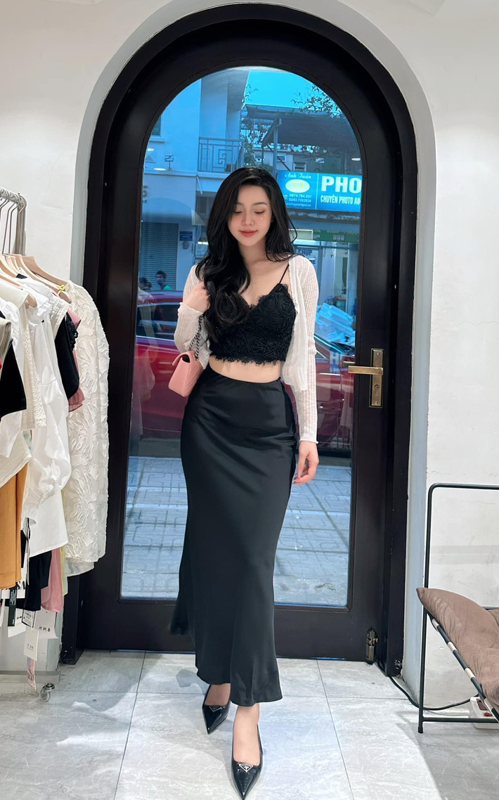 Mới đây, trên trang cá nhân, Quỳnh Kool vui sướng khoe thành quả giảm cân: "Sau 7 ngày KetoX theo chế độ thì do cơ địa, mặt teo đầu tiên rồi bụng xẹp, eo thon, người cũng nhỏ nhắn. Ý là mình gầy rồi ý, mọi người khen mình đi...".
