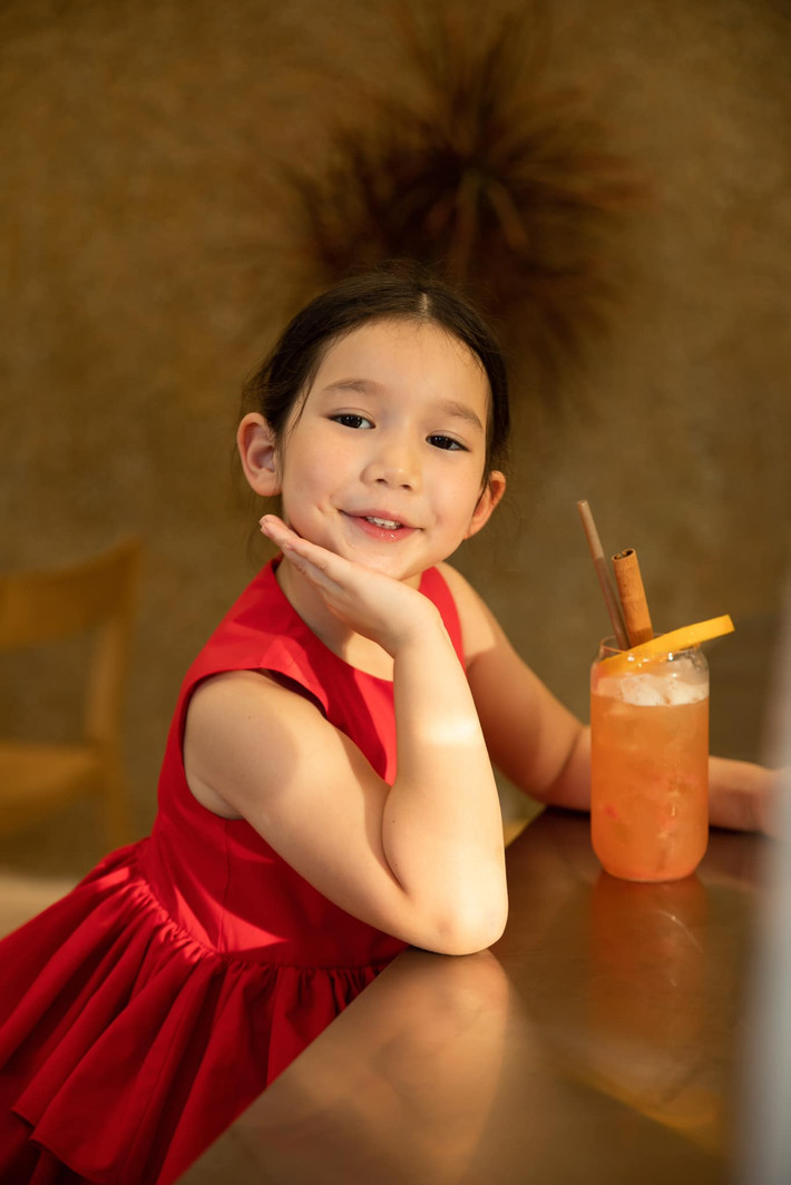 Myla là con gái của siêu mẫu Hà Anh và ông xã người Anh Olly Dowden.