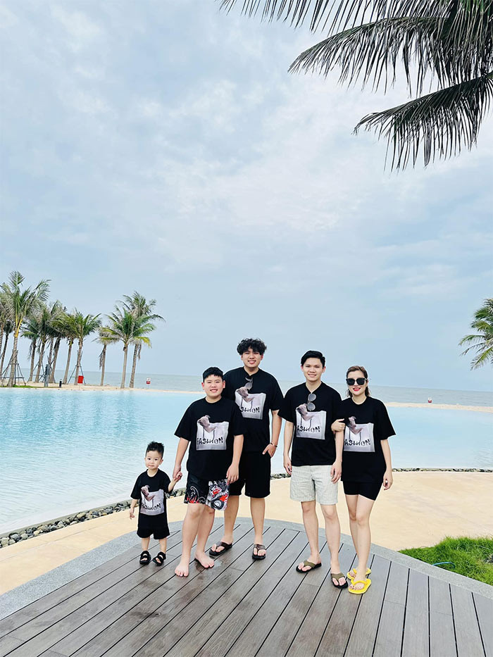 Trước khi tổ chức sinh nhật chung, cả vợ cũ và bạn gái mới cùng 4 con trai Bằng Kiều đã có một chuyến du lịch chung rất vui vẻ.