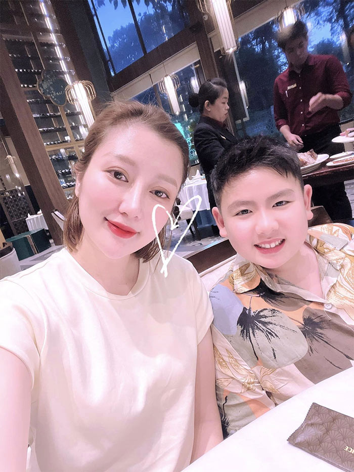 Người đẹp 32 tuổi rất quấn quýt và yêu quý con trai út của Trizzie Phương Trinh, bé Kenzi.