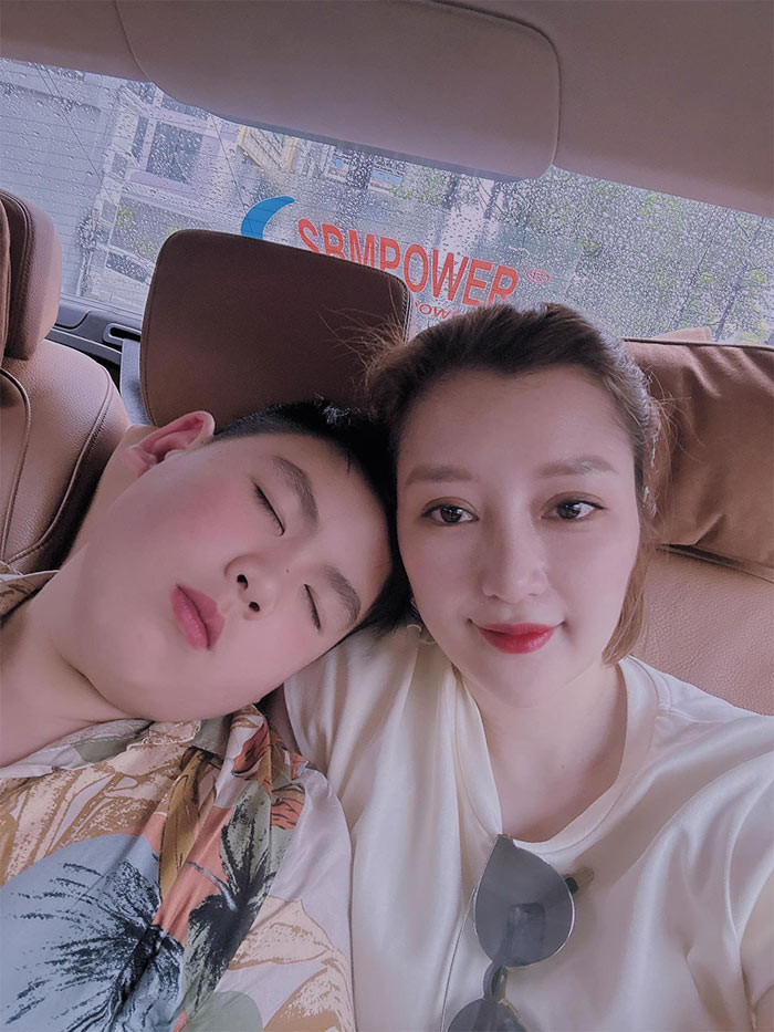 Mai Linh kém Trizzie Phương Trinh 24 tuổi nên cô muốn ba con trai riêng của chồng cũ gọi mình là chị.