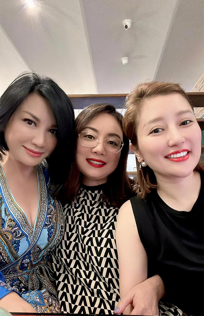 Cư xử của vợ cũ và bạn gái mới Bằng Kiều được nhiều người khen ngợi vì rất văn minh.
