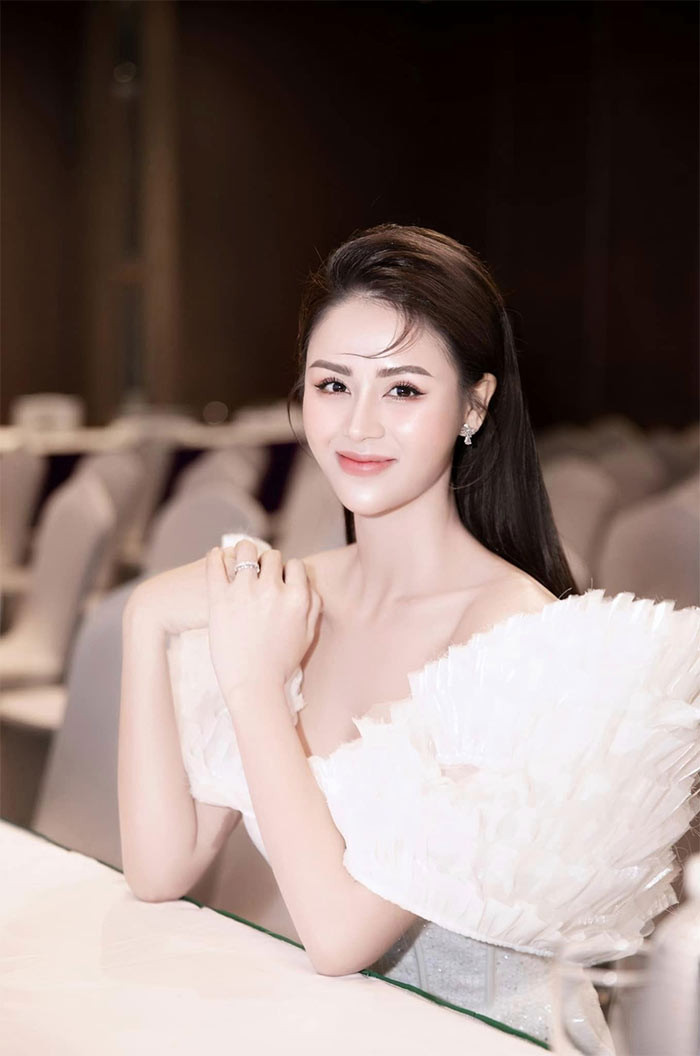 Người đẹp 33 tuổi được nhận xét ngày càng trẻ xinh, gương mặt của Lương Thu Trang thay đổi khá nhiều so với trước đây.