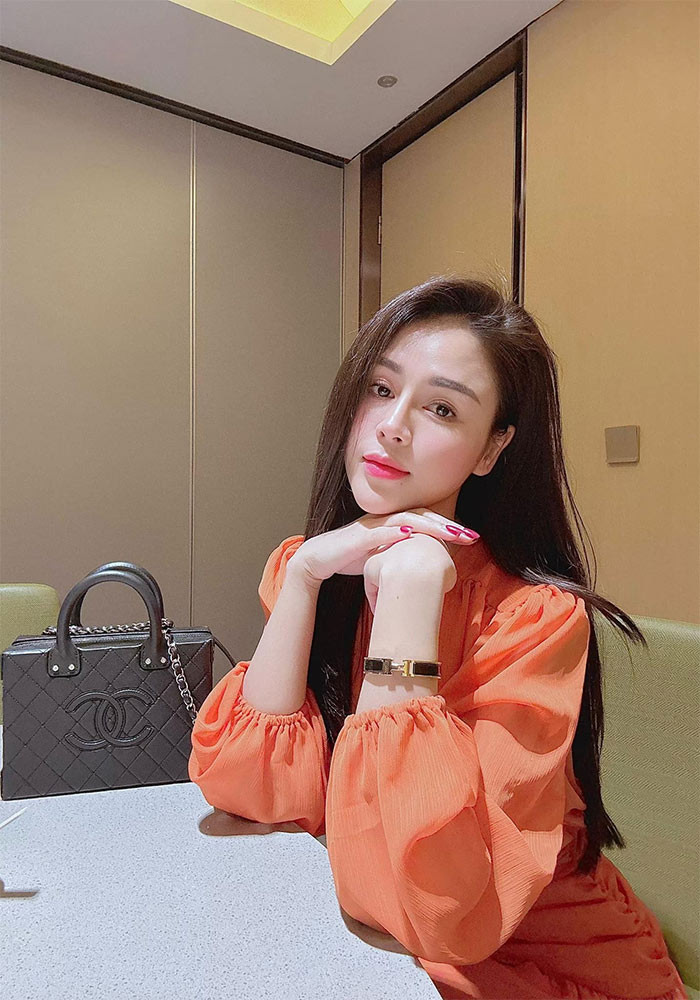 Lương Thu Trang xuất thân là diễn viên kịch của Nhà hát Tuổi trẻ và chuyên đóng vai "đào thương". Năm 2018, Thu Trang chuyển hướng sang đóng phim truyền hình và gây được chú ý với khán giả qua một số phim: Những cô gái trong thành phố, Những nhân viên gương mẫu, Mùa xuân ở lại, Hướng dương ngược nắng, Mặt nạ gương, Đấu trí.