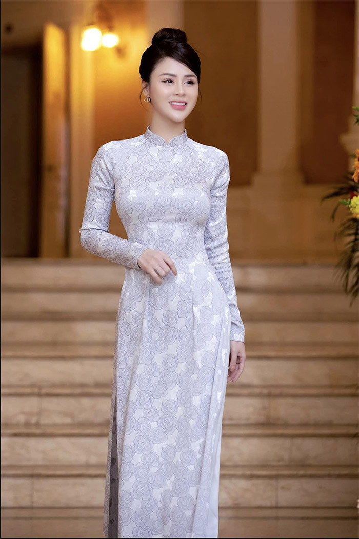 Ngoài ra, Lương Thu Trang còn thử sức với vai trò đạo diễn trong vở Cầu vồng lục sắc. Thu Trang cho biết, cô làm mới lại vở kịch này với mong muốn tri ân cố NSND Anh Tú - người thầy từng dìu dắt cô.