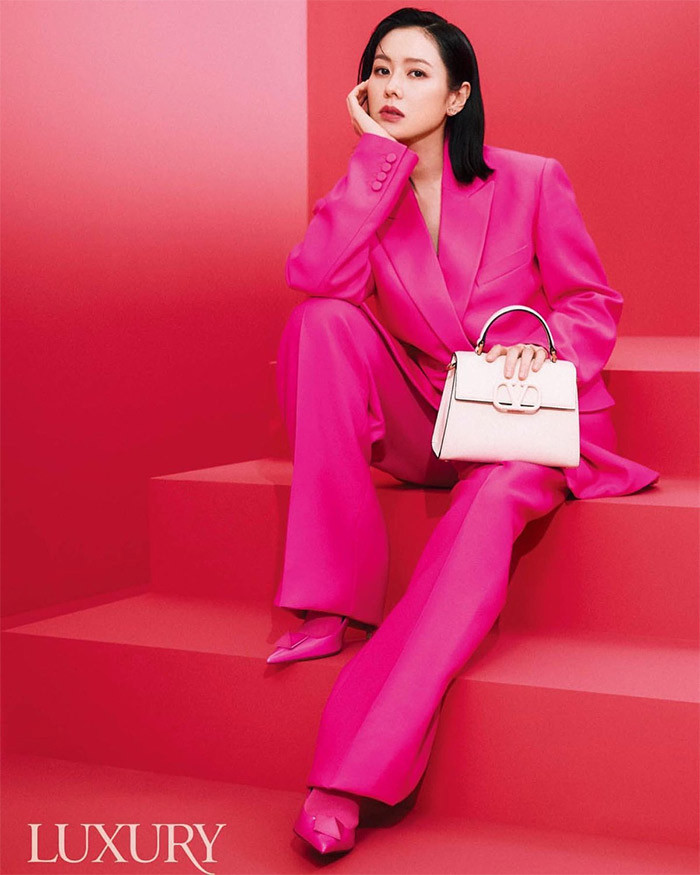Khi mang thai ở tháng thứ 5-6, Son Ye Jin nhận lời làm mẫu trên tạp chí Luxury.