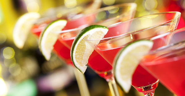 Nghiện Cocktail. Cocktail cũng được tính là một thức uống có chứa rượu. Nếu một ngày bạn uống nhiều hơn hai ly cocktail, bạn đang giết chết làn da cũng mình đấy. Không chỉ rượu, thuốc lá cũng là một chất cực kì có hại cho da. Chúng khiến da bạn bị khô và thiếu nước, làm xuất hiện mụn và các nếp nhăn khiến bạn mau già hơn.