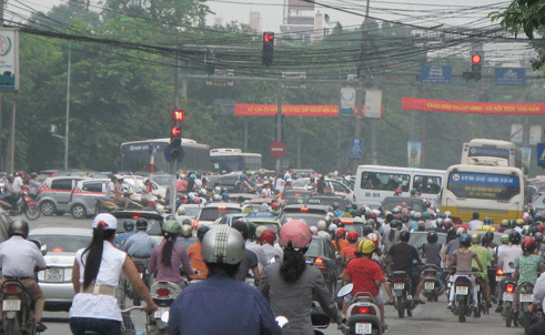 Sống trong môi trường đô thị. Không khí độc hại bao gồm các yếu tố khói, bụi trộn lẫn với ánh sáng mặt trời là kẻ thù phá hủy chất béo, protein trên da, gây ra hiện tượng kích ứng da và mụn.