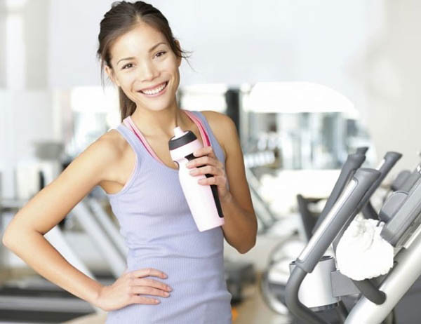 Không uống nước. Cần uống càng nhiều nước càng tốt vì sẽ giúp cơ thể không mất nước, da dẻ không khô nẻ. Chú ý không uống những loại nước có cồn khi tập thể thao, bởi chúng sẽ làm nhão cơ bắp nhanh.