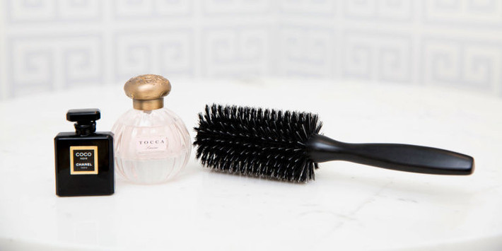 Nếu lo ngại tóc bạn khô xơ do xịt trực tiếp nước hoa lên tóc, hãy xịt vào lược và chải lên tóc để lưu giữ mùi hương mà không lo tóc bị khô xơ.
