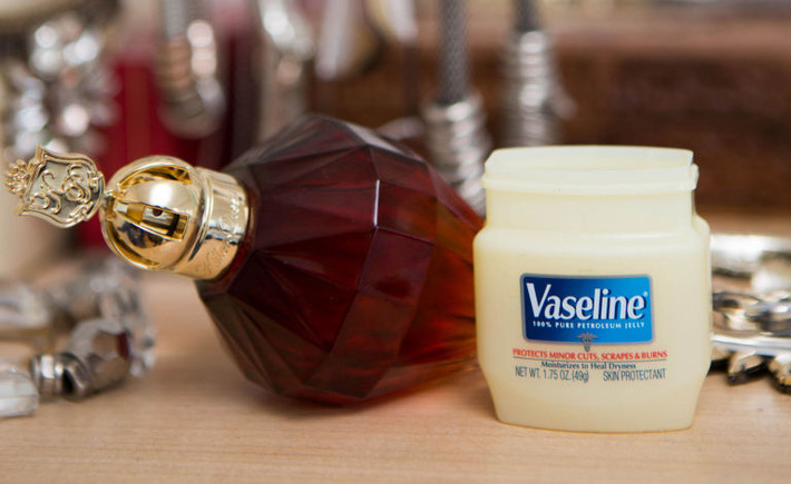 Để giữ mùi nước hoa lâu hơn, hãy thoa vaseline lên da trước khi xịt nước hoa. Chất mỡ và ẩm của vaseline có tác dụng giữ mùi hương nước hoa đọng lại cơ thể lâu hơn.
