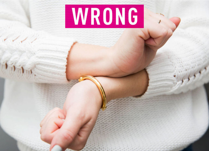 Không chà xát cổ tay sau khi phun nước hoa, nếu bạn thực hiện hành động này, đồng nghĩa với việc bạn đang phá vỡ các tinh thể mùi hương, khiến mùi nước hoa bay nhanh hơn so với dự kiến.