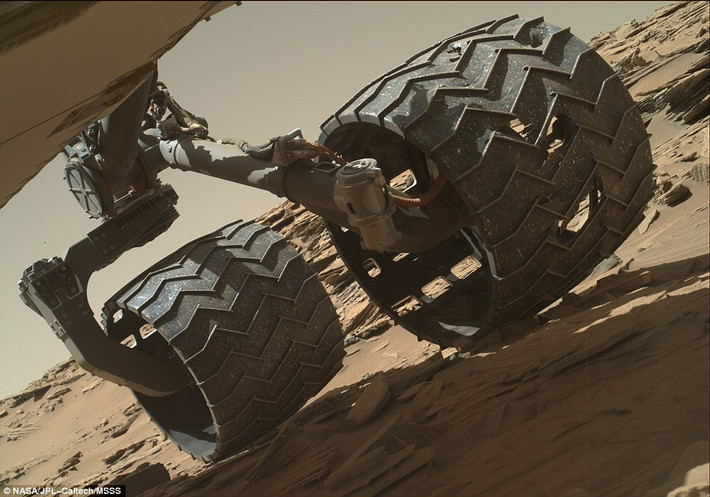 Những bức ảnh mới về hành tinh Đỏ này do tàu vũ trụ Curiosity Rover của NASA thực hiện ở cao nguyên Naukluft trên sao Hỏa. Nguồn ảnh: Dailymail.