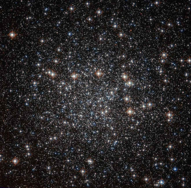 Hàng trăm ngàn ngôi sao đua nhau rực sáng trong cụm sao hình cầu có tên khoa học là cụm NGC 4833, cách Trái Đất chúng ta 22.000 năm ánh sáng, nằm trong chòm sao Musca. Đây là hình ảnh tiêu biểu trong bộ ảnh thiên văn tháng 8/2016 Nguồn ảnh: Space.