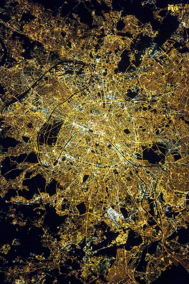 Thành phố ánh sáng Paris về đêm nhìn từ trạm vũ trụ quốc tế ISS. Nguồn ảnh: Space.