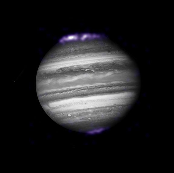 Ngày 28/2/2007, tàu vũ trụ New Horizons của NASA Chandra trên đường di chuyển đến sao Diêm Vương, họ đã phát hiện khối X- Ray tím càng quét một cực sao Mộc. Nguồn ảnh: MNN.