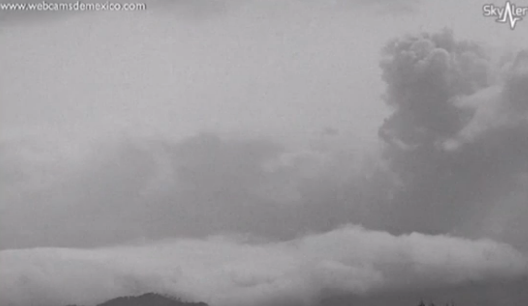 Các vật thể lạ nghi UFO xuất hiện trên bầu trời Mexico, gần một núi lửa vừa mới thức dậy và xả khói dày đặc trên bầu trời. Nguồn ảnh: Irishmirror.