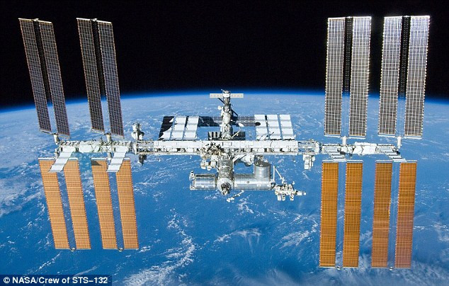 Được biết, trạm vũ trụ ISS bắt đầu hoạt động vào ngày 20/11/1998. Nó chứa tới hỗ một phi hành đoàn lên đến sáu người, chia thành 3 nhóm phi hành gia hoạt động liên tục và luôn hoạt động ở độ cao 410 km. Nguồn ảnh: Dailymail.